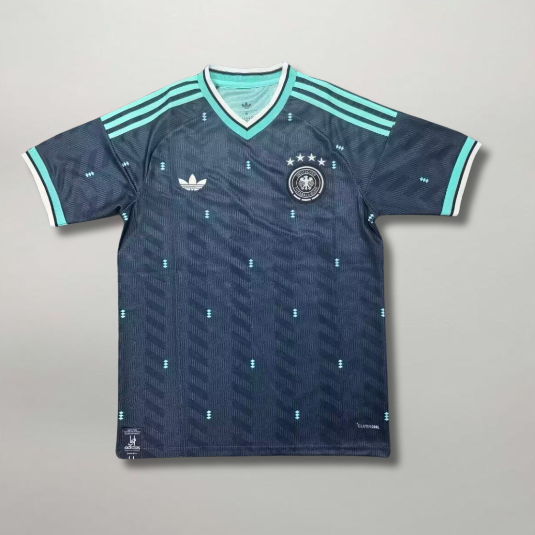 Fronte_della_maglia_away_della_Germania_2026_verde_scuro_con_dettagli_menta_sul_colletto_e_stemma_ricamato_sul_petto.png