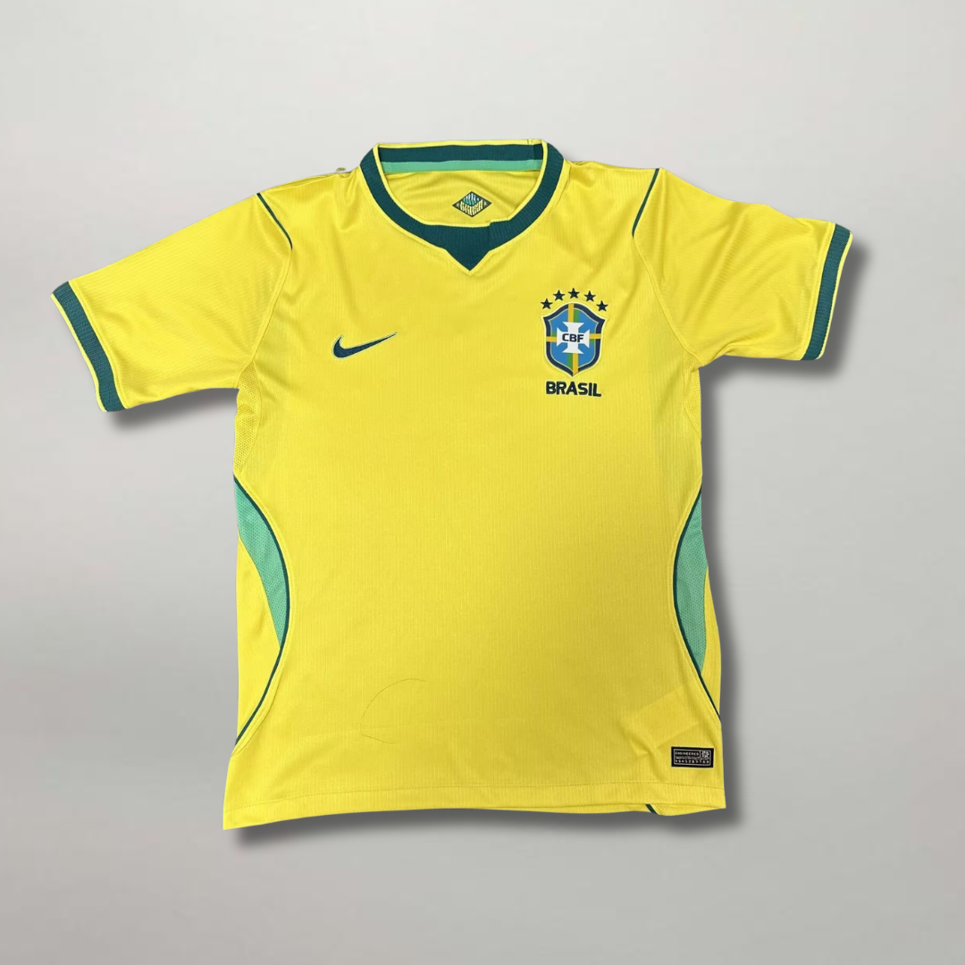 Fronte_della_maglia_home_del_Brasile_2026_giallo_oro_con_dettagli_verdi_e_stemma_stellato_sul_petto.png