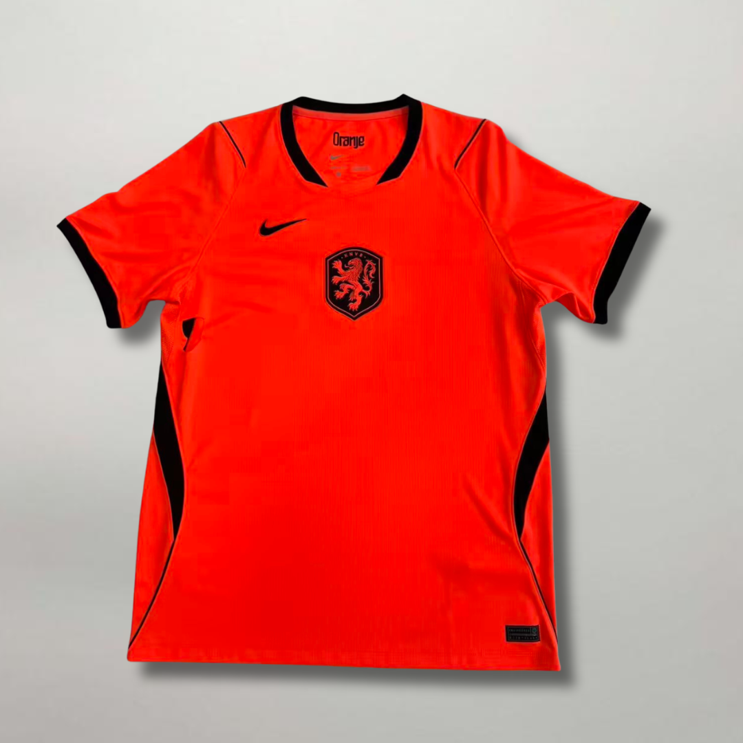 Fronte_della_maglia_home_dell_Olanda_2026_arancione_brillante_con_dettagli_neri_e_stemma_del_leone_sul_petto.png