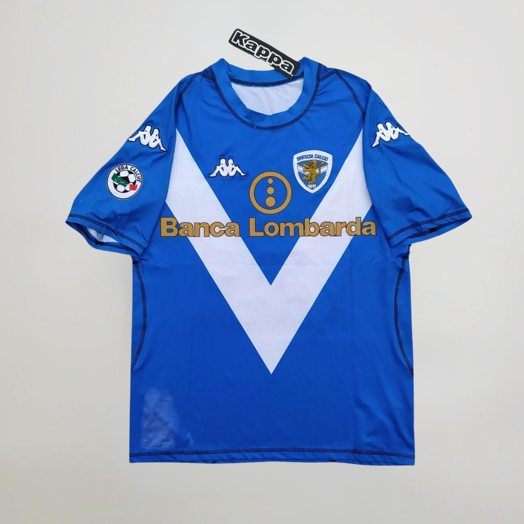 Fronte_kit_home_Brescia_2003_04_con_iconica_V_bianca_e_stemma_del_club.png