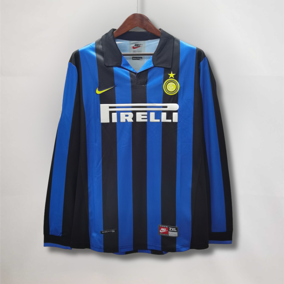 Fronte_kit_home_Inter_1998_99_strisce_nerazzurre_colletto_a_polo_e_stella_dorata.png