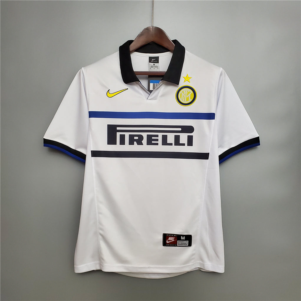 Fronte_kit_vintage_Inter_1998_99_bianco_con_stemma_del_club_e_stella_dorata.jpg