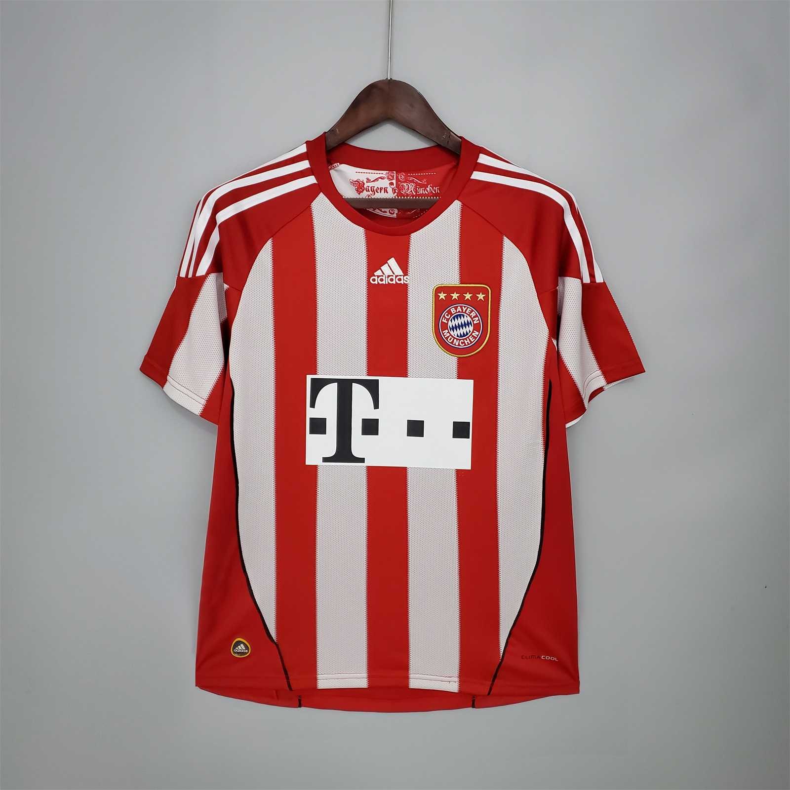 Fronte_maglia_Bayern_Monaco_Home_2010_11_a_strisce_verticali_bianche_e_rosse_con_colletto_girocollo.jpg