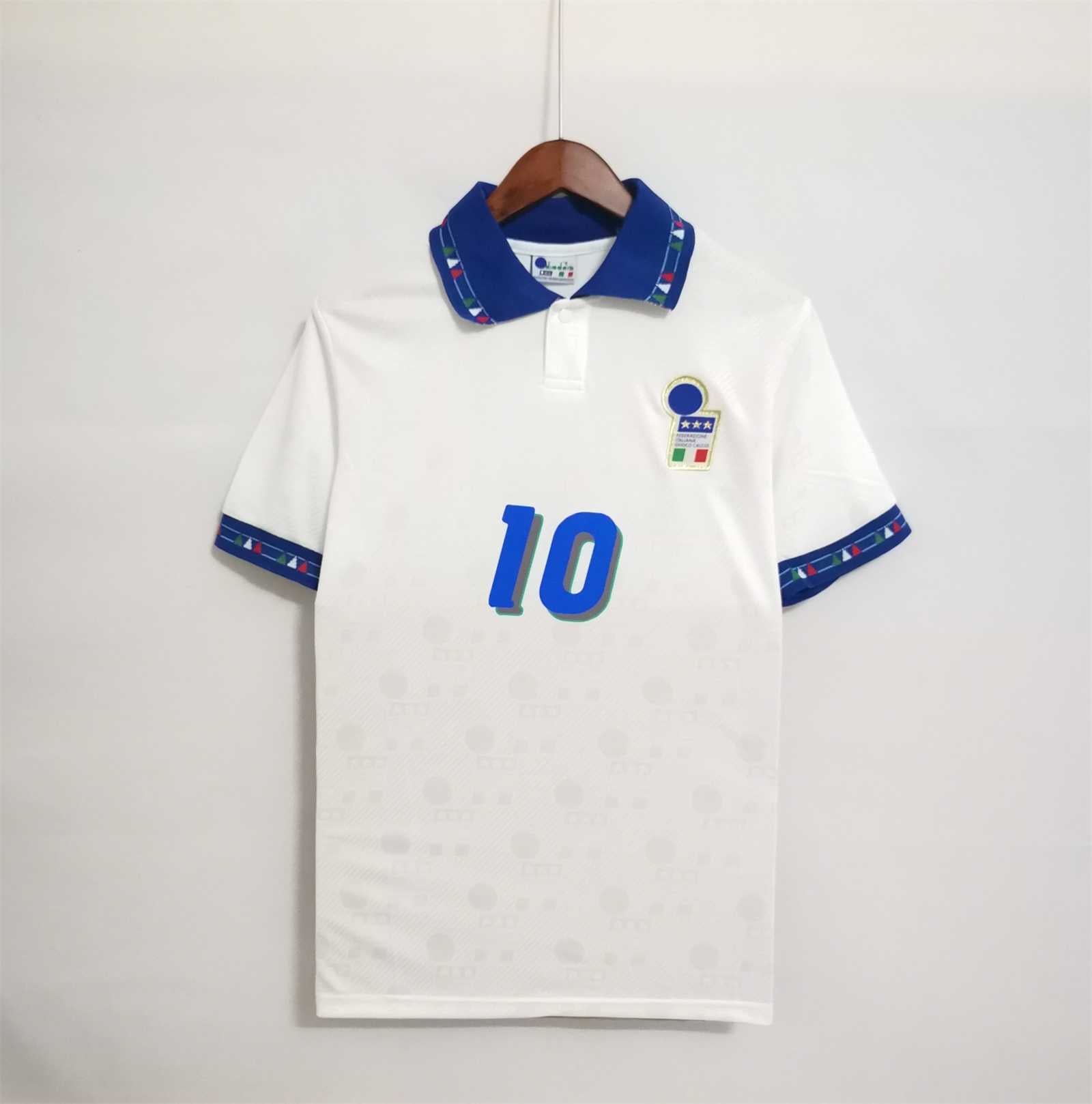 Fronte_maglia_away_Italia_1994_con_stemma_FIGC_e_colletto_tricolore._23e14379-eff4-474f-9a70-718b97239f62.jpg