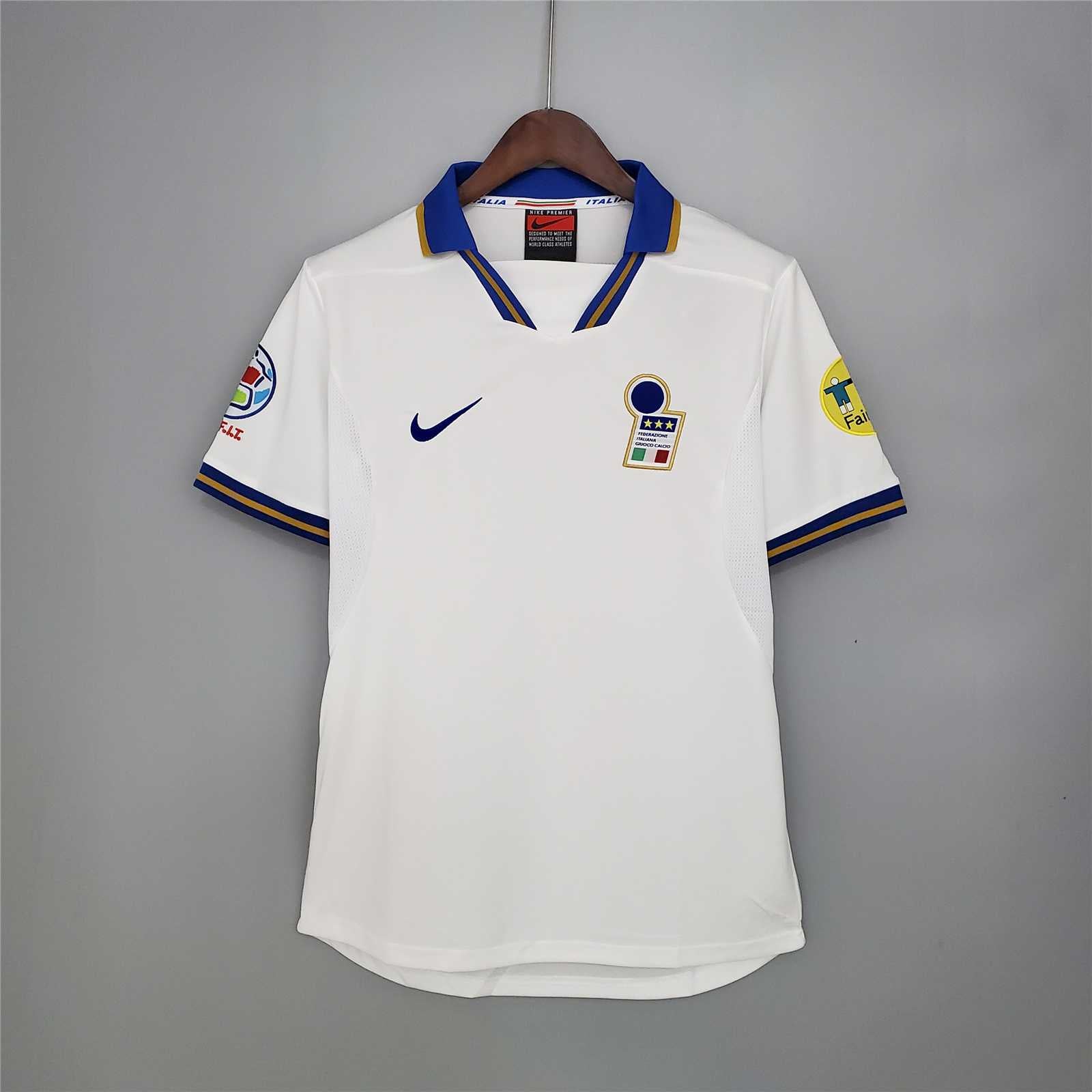 Fronte_maglia_away_Italia_1996_con_stemma_FIGC_e_colletto_azzurro_oro.jpg