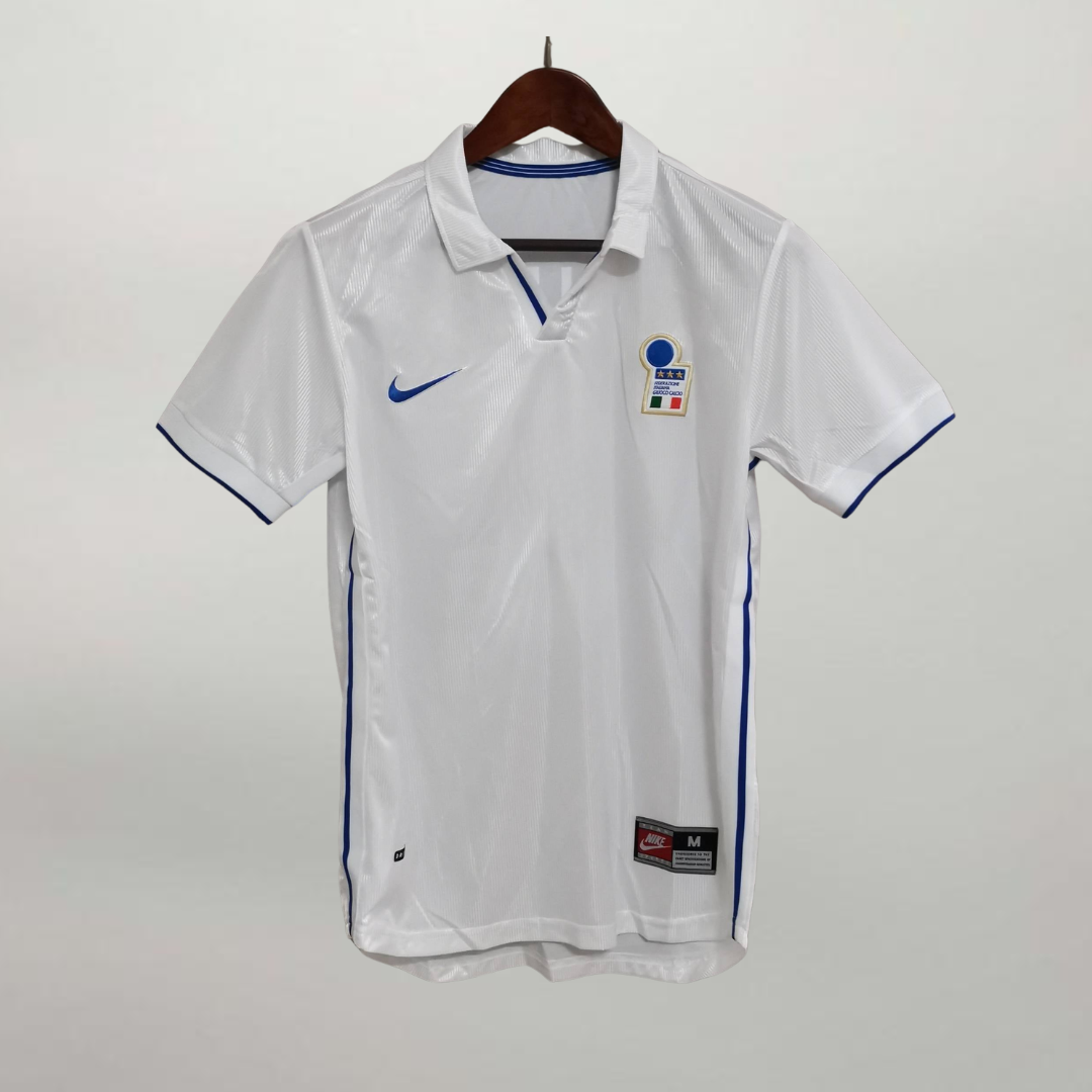 Fronte_maglia_away_Italia_1998_con_stemma_FIGC_e_dettagli_azzurri_sul_colletto.png