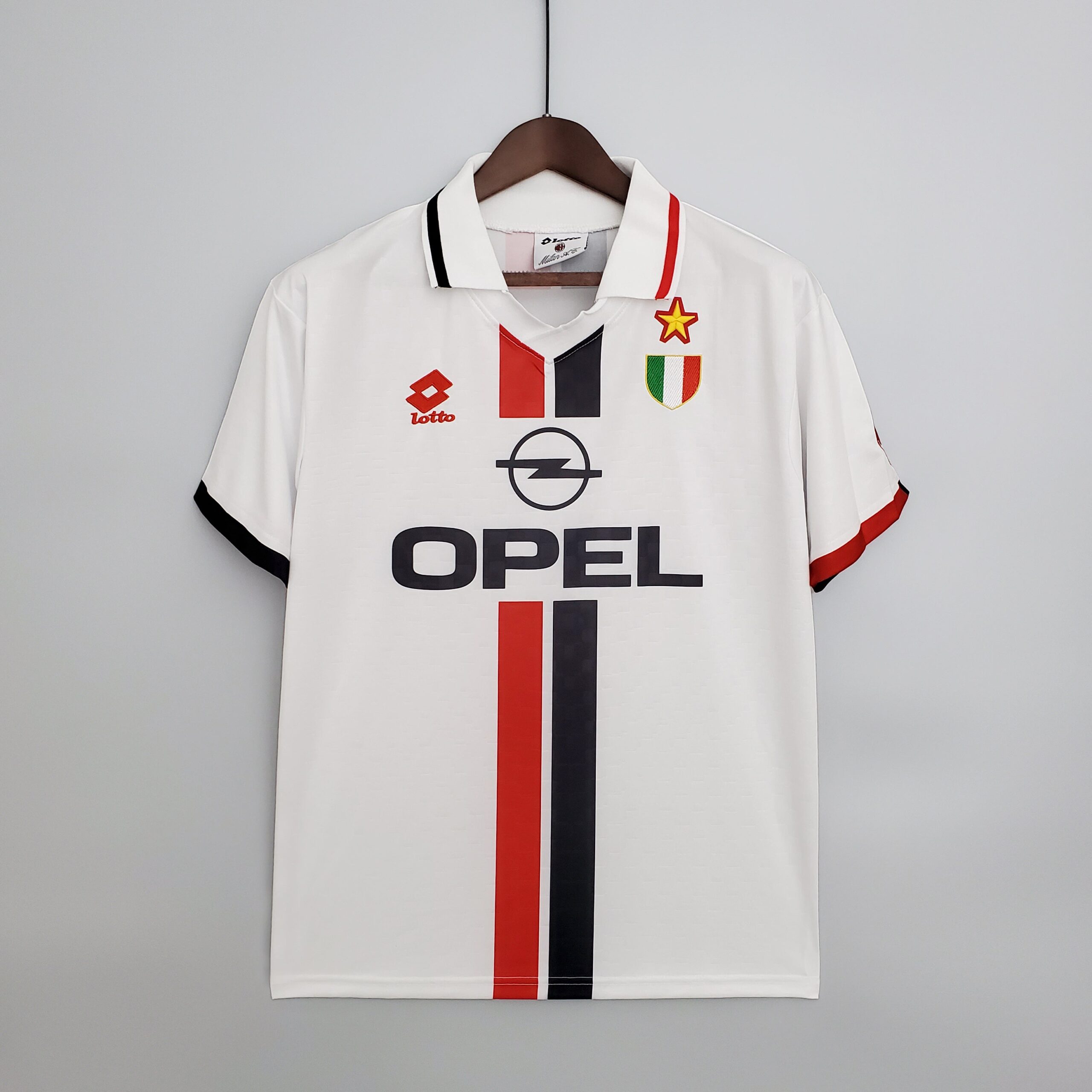 Fronte_maglia_away_Milan_1996_97_bianca_con_banda_centrale_rossonera_e_patch_Scudetto._21924633-30aa-4757-b221-390dd679103a.jpg
