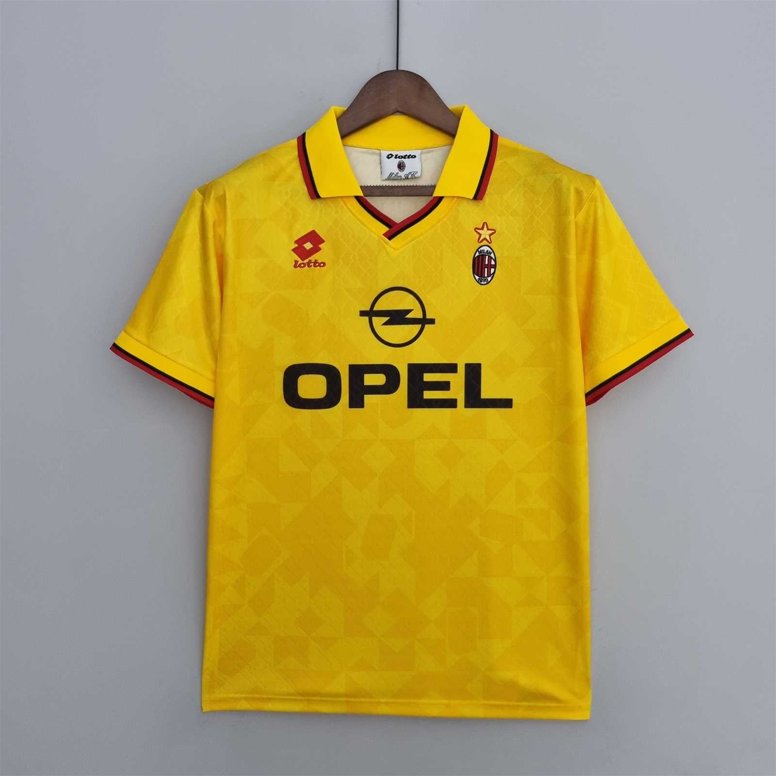 Fronte_maglia_gialla_Milan_1995_96_con_colletto_a_polo_e_dettagli_rossi_e_neri._af131cd9-ae61-493c-9bf7-ae646017640b.jpg