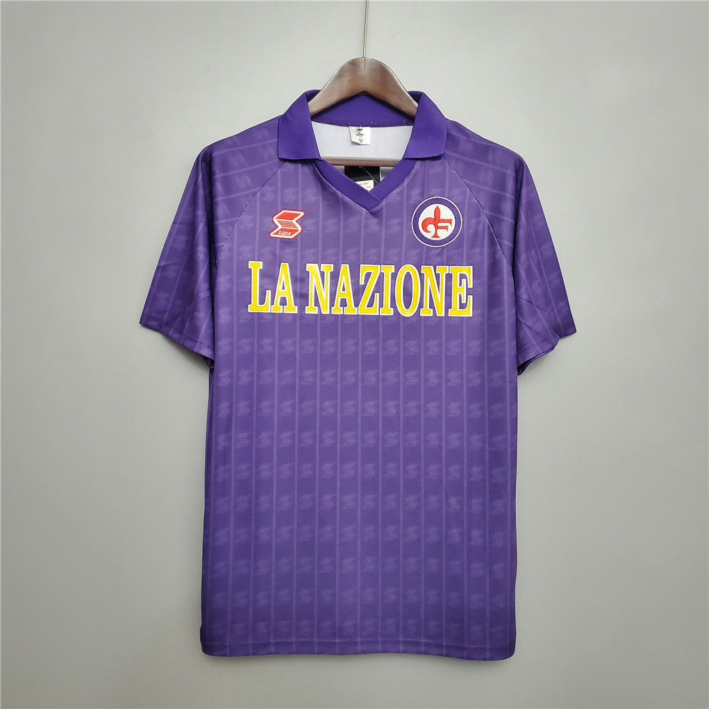 Fronte_maglia_home_Fiorentina_1989_90_con_stemma_circolare_e_colletto_a_polo.jpg