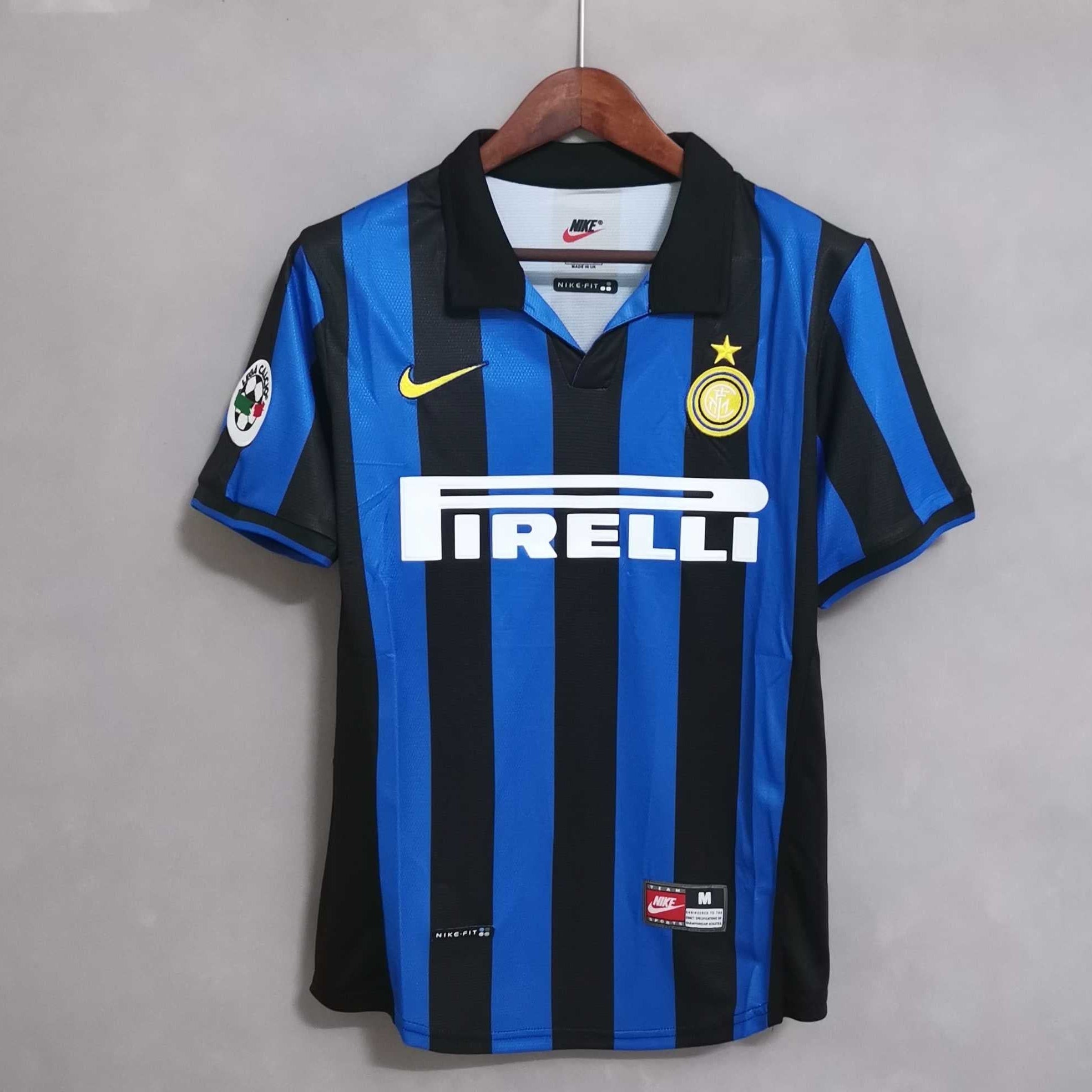 Fronte_maglia_home_Inter_1998_99_con_colletto_a_polo_e_stella_dorata_sul_petto_74d8dbbb-9914-4c8c-a04e-83a877b67566.jpg