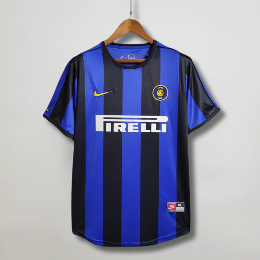 Fronte_maglia_home_Inter_1999_00_con_stemma_centrale_e_stella_dorata._3636cf0c-aea1-42da-b33a-3138b8853ff9.png