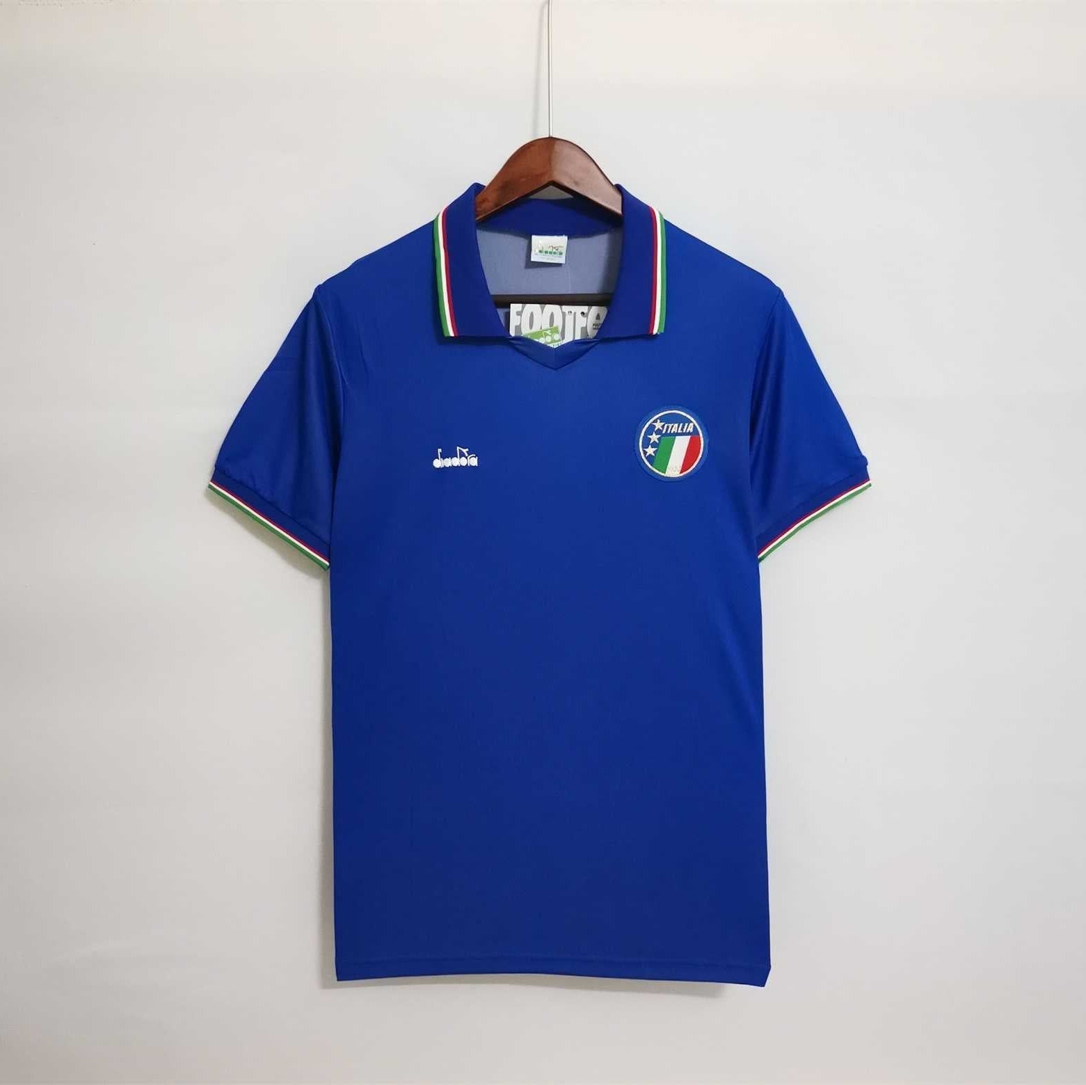 Fronte_maglia_home_Italia_1990_con_colletto_a_polo_tricolore_e_stemma_FIGC._add124ed-625a-4b70-b6a5-f1b9d13a1955.jpg