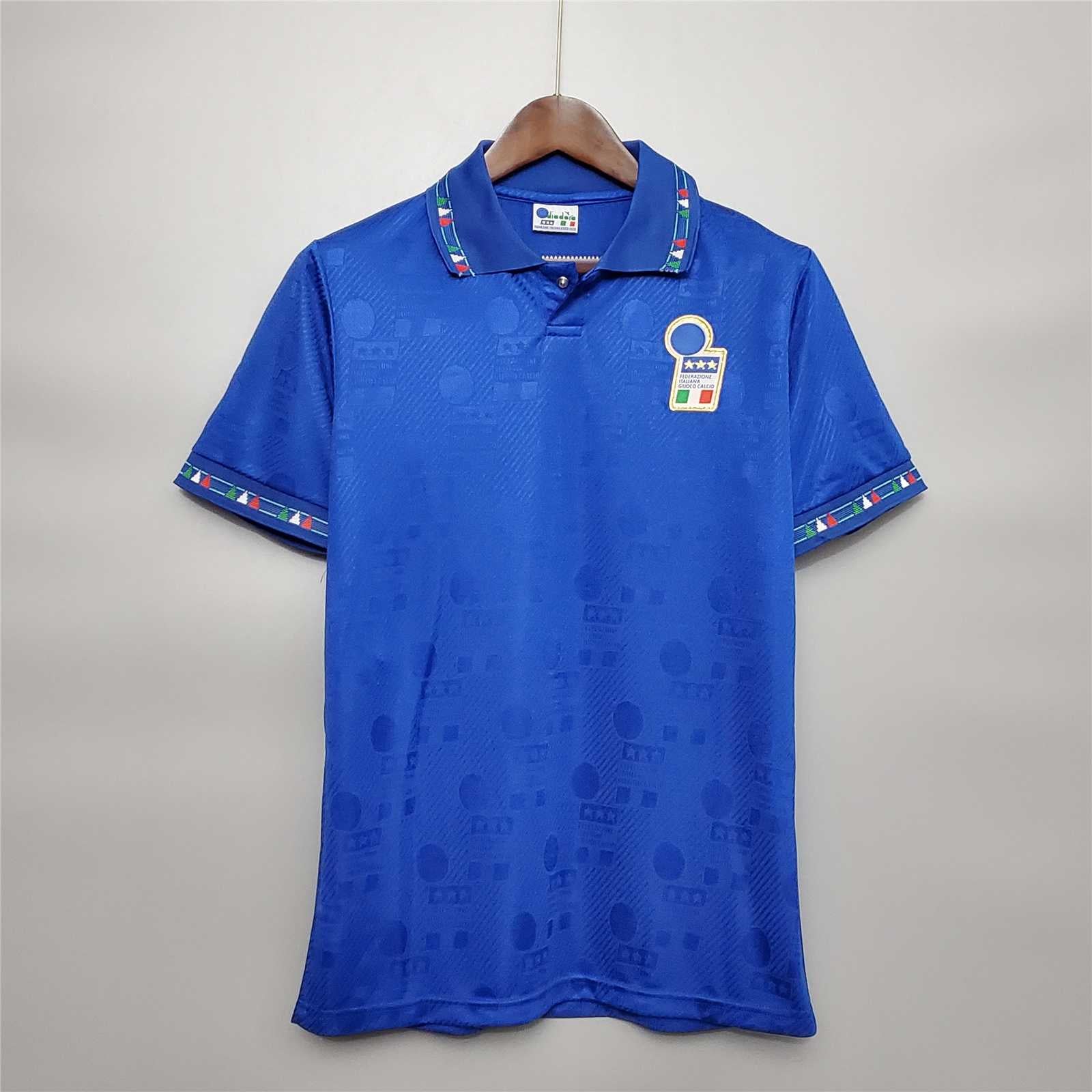Fronte_maglia_home_Italia_1994_con_stemma_FIGC_e_dettagli_tricolore_sul_colletto._54e6ea2d-1e65-42fe-ae64-d25f19409b87.jpg