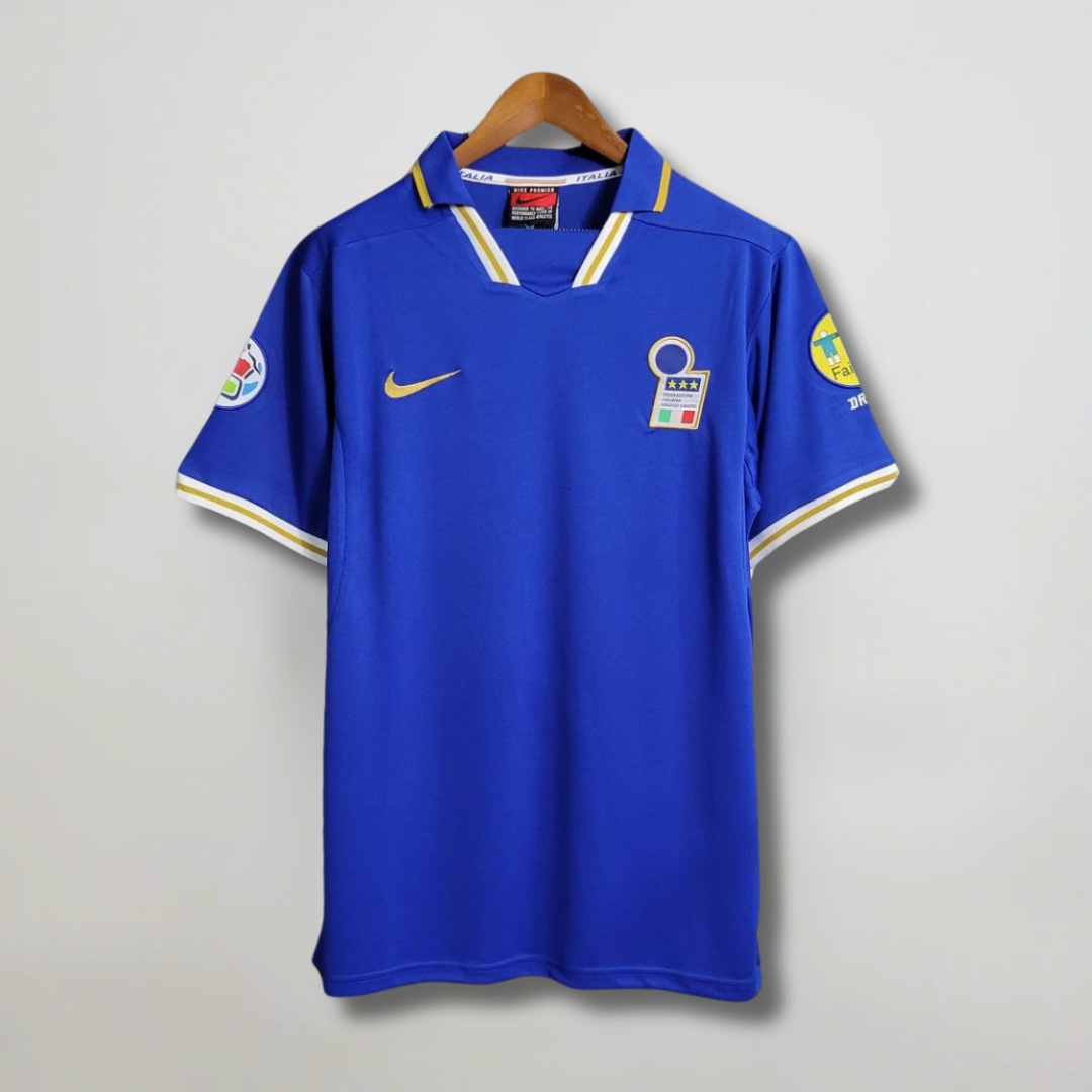 Fronte_maglia_home_Italia_1996_97_con_stemma_FIGC_e_colletto_blu_e_oro.png