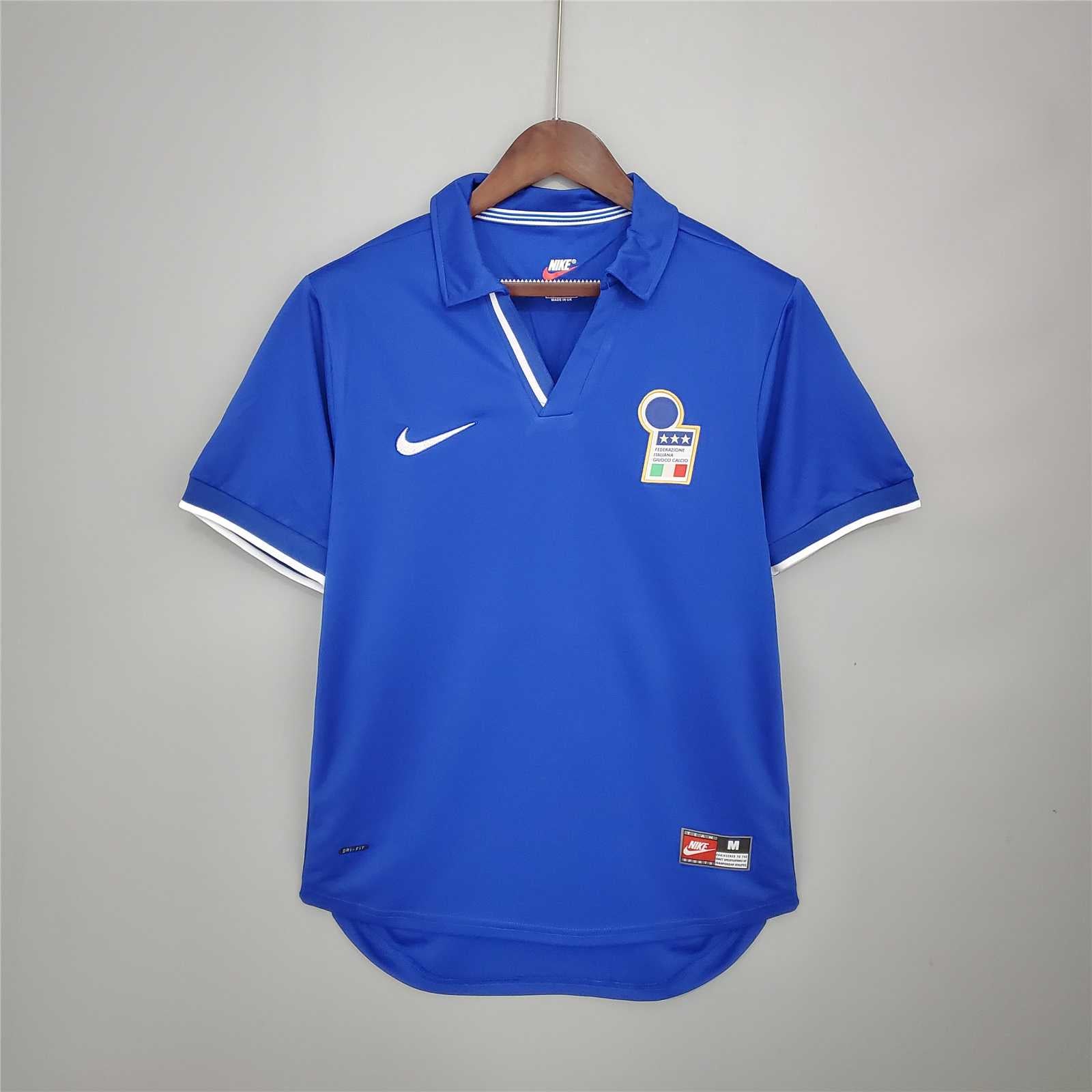 Fronte_maglia_home_Italia_1998_con_colletto_a_polo_e_stemma_FIGC.jpg