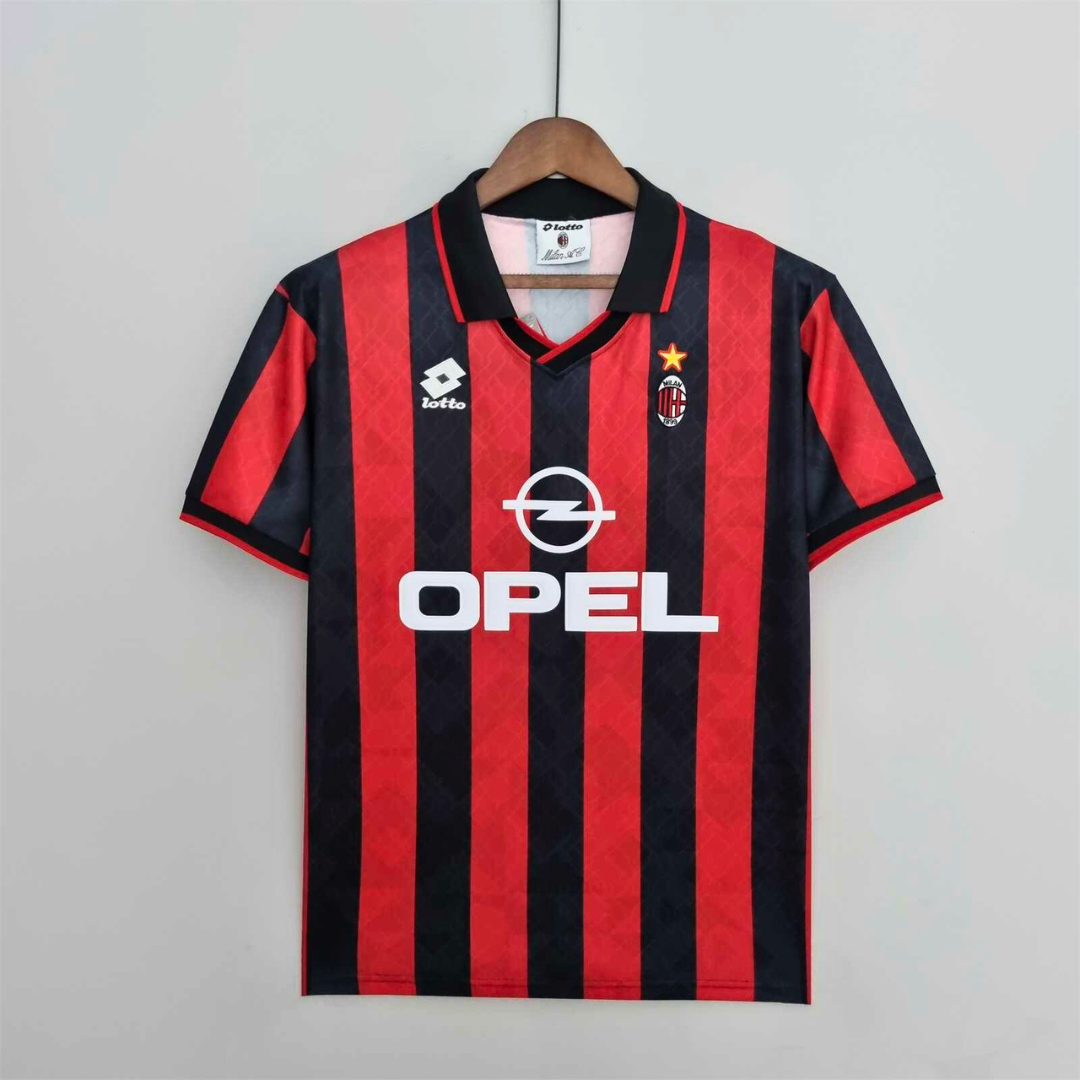 Fronte_maglia_rossonera_Milan_1995_96_con_strisce_verticali_e_colletto_a_polo_scuro.png