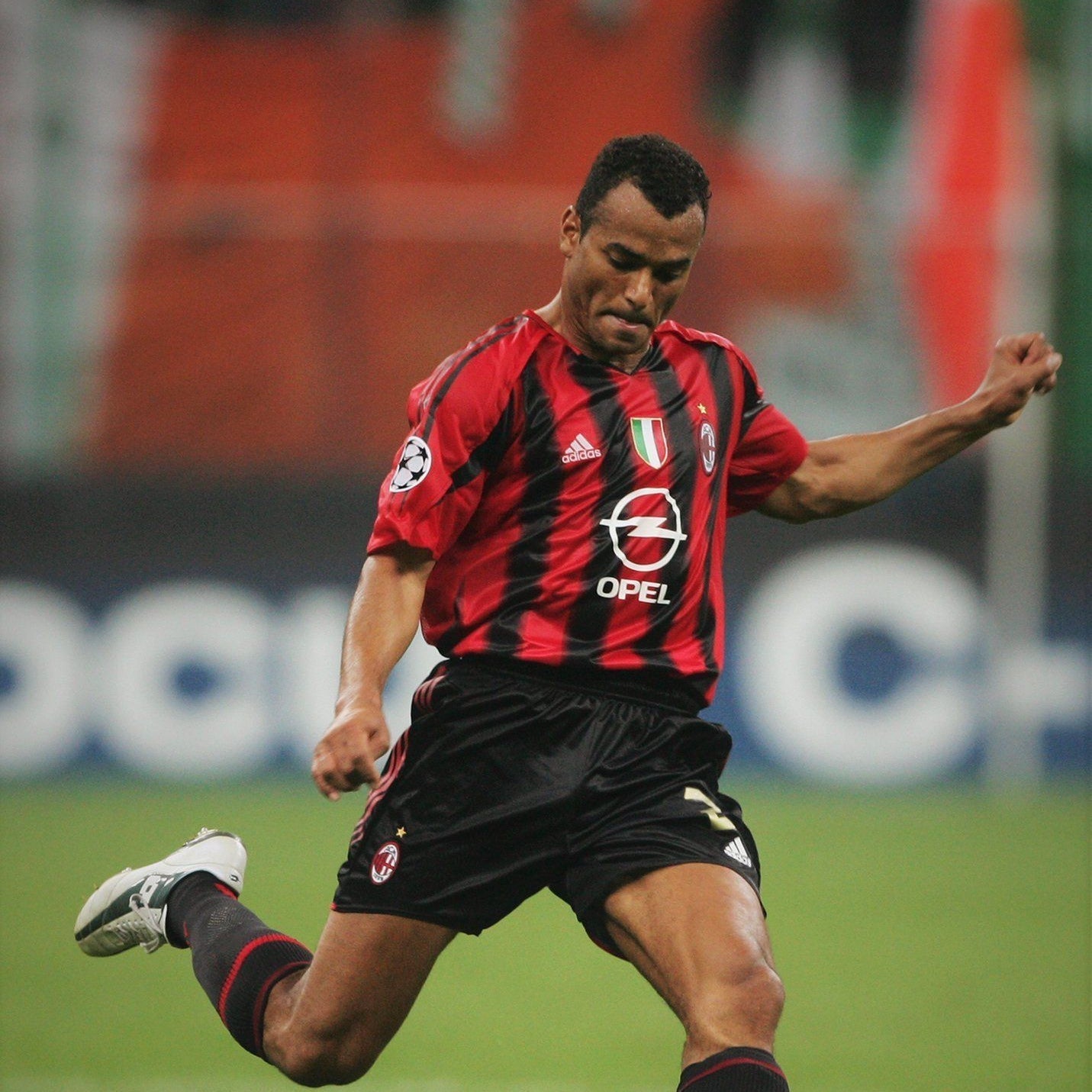 Giocatore_Milan_stagione_1996_97_con_storica_maglia_home_rossonera.jpg