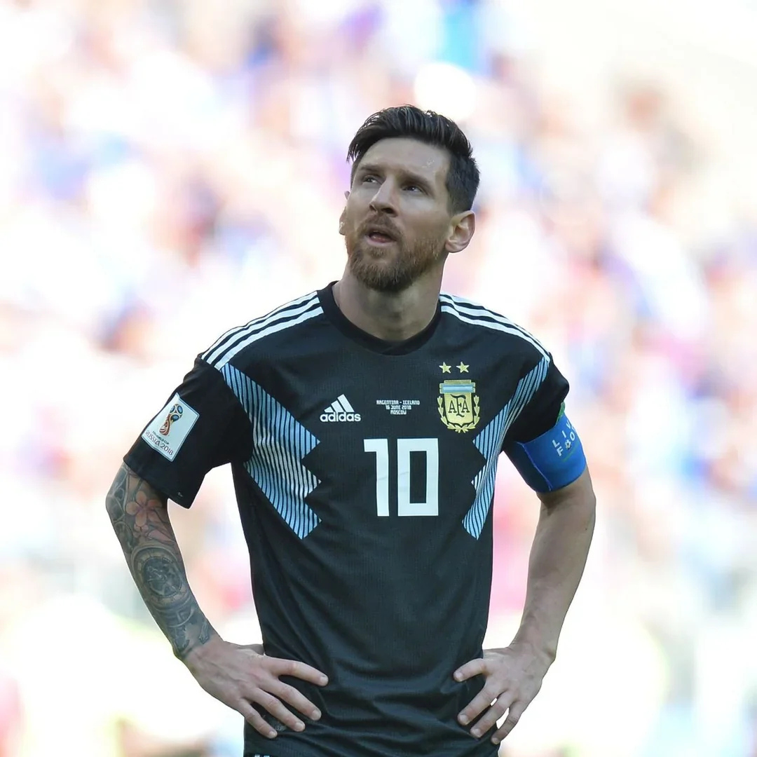 Lionel_Messi_Argentina_2018_con_maglia_away_nera_durante_partita_14f1172f-4dea-49fb-a47a-fbf2b45d60d0.png