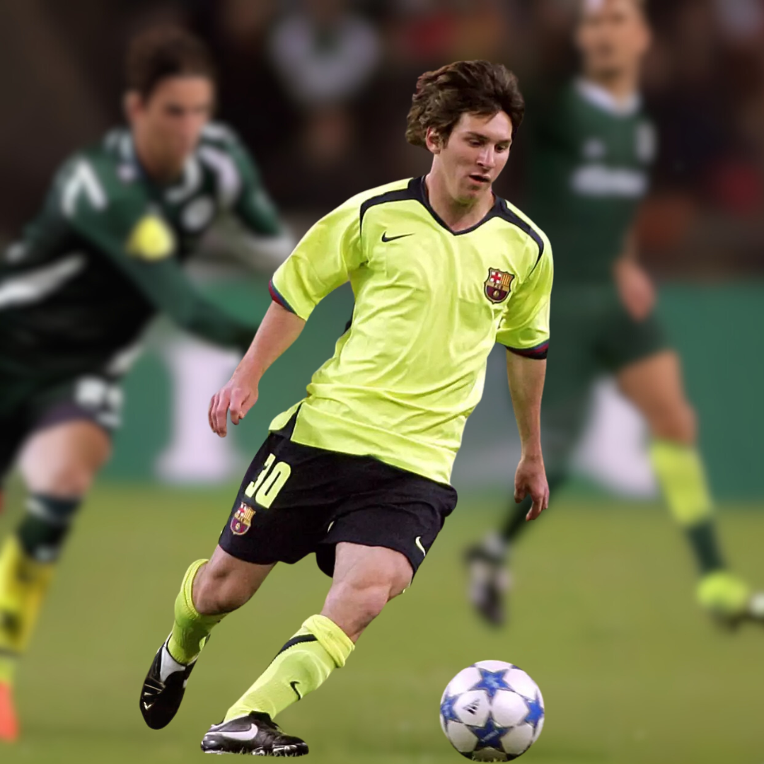 Lionel_Messi_Barcellona_2005_06_azione_in_campo_con_maglia_away_gialla.png