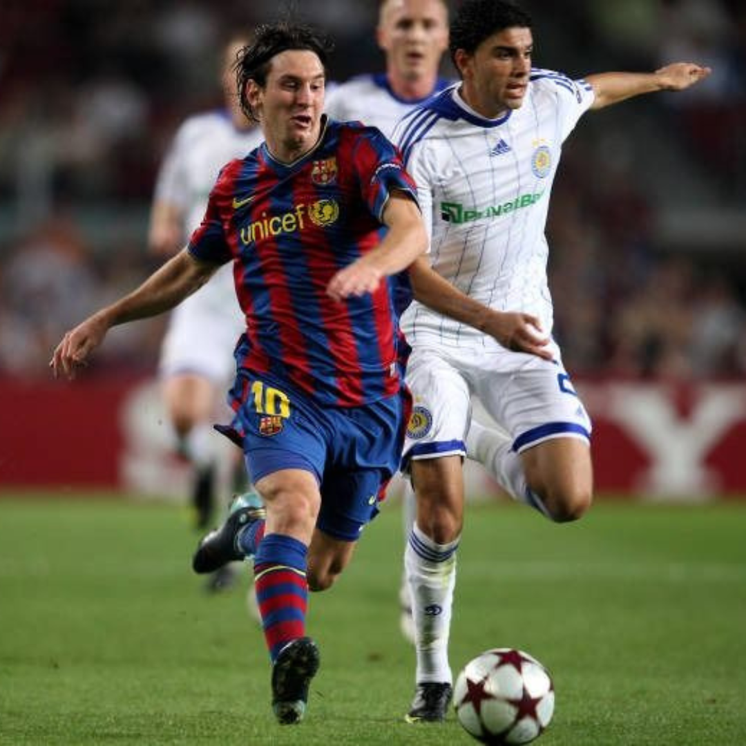 Lionel_Messi_Barcellona_2009_10_maglia_home_numero_10_in_partita.png
