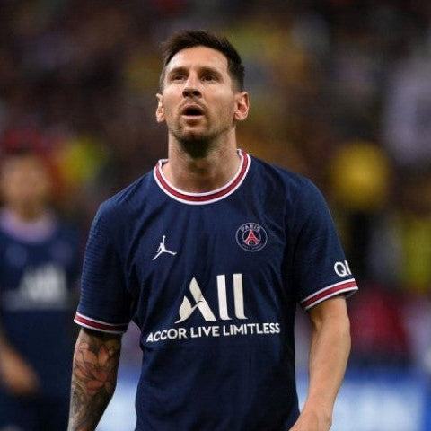 Lionel_Messi_PSG_2021_22_maglia_home_numero_30_in_campo.jpg