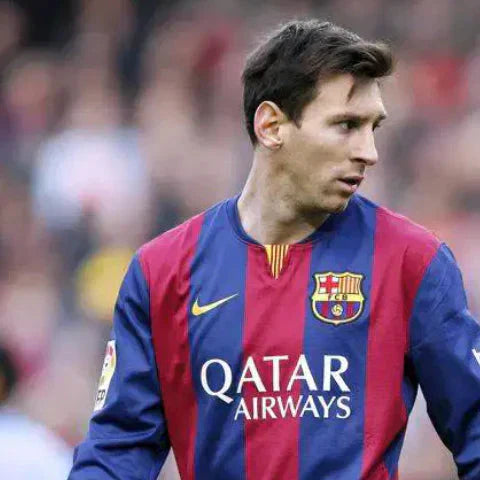 Lionel_Messi_con_maglia_Barcellona_2014_15_home_durante_partita.jpg