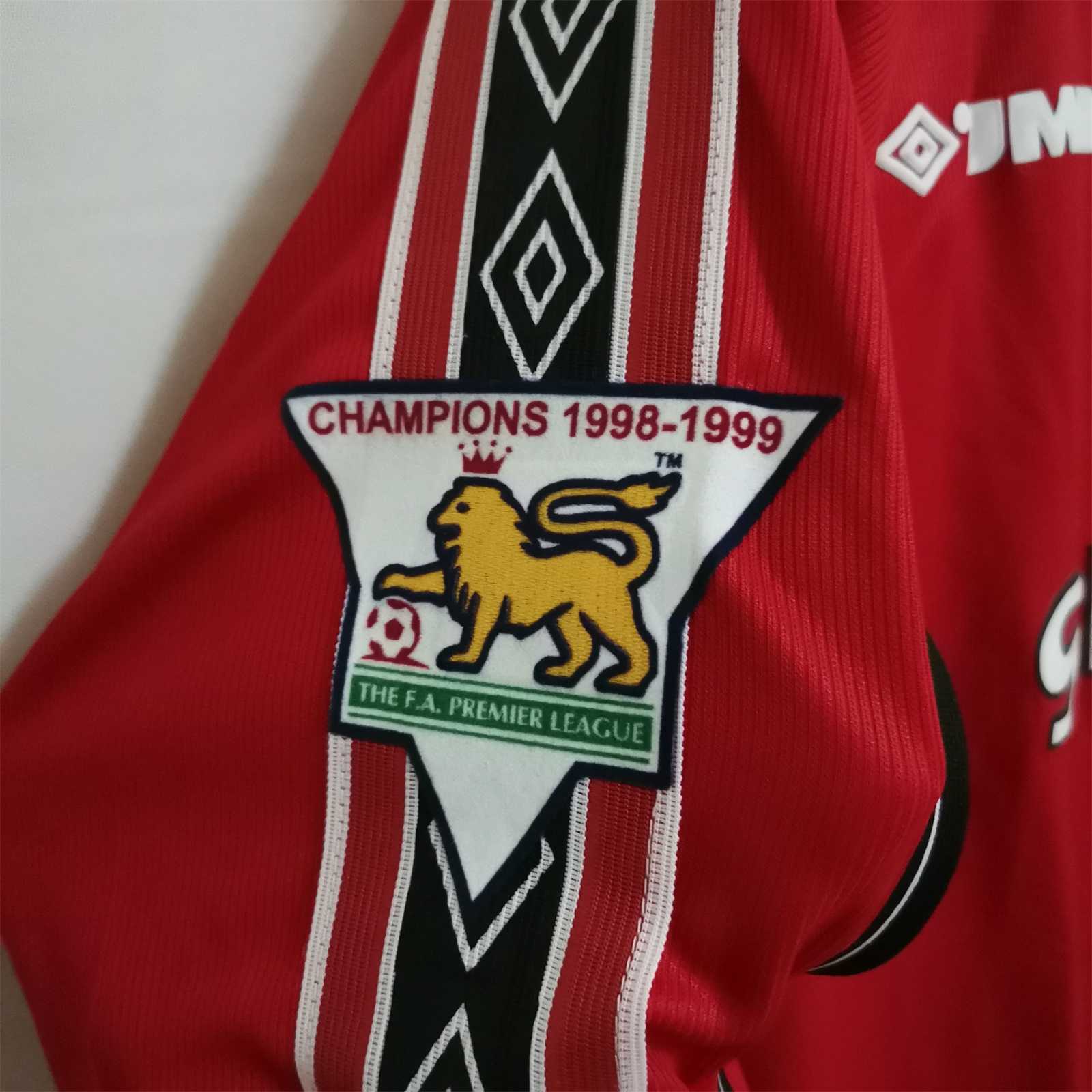 Logo_Champions_su_maglia_Manchester_United_1998_99_dettaglio_sponsor.jpg