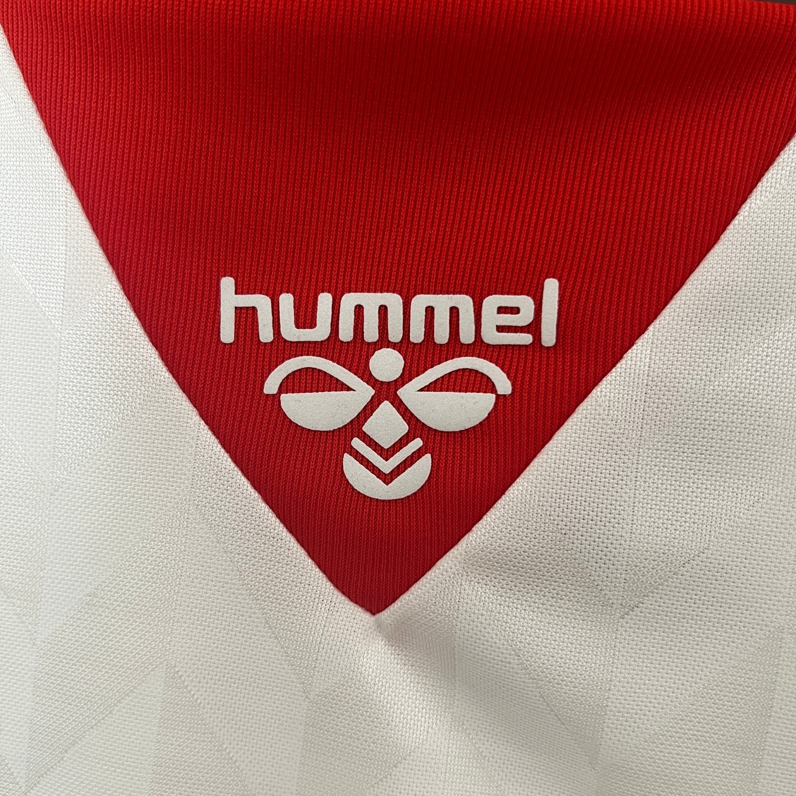 Logo_Hummel_su_maglia_Danimarca_1988_away_dettaglio_spalla.jpg