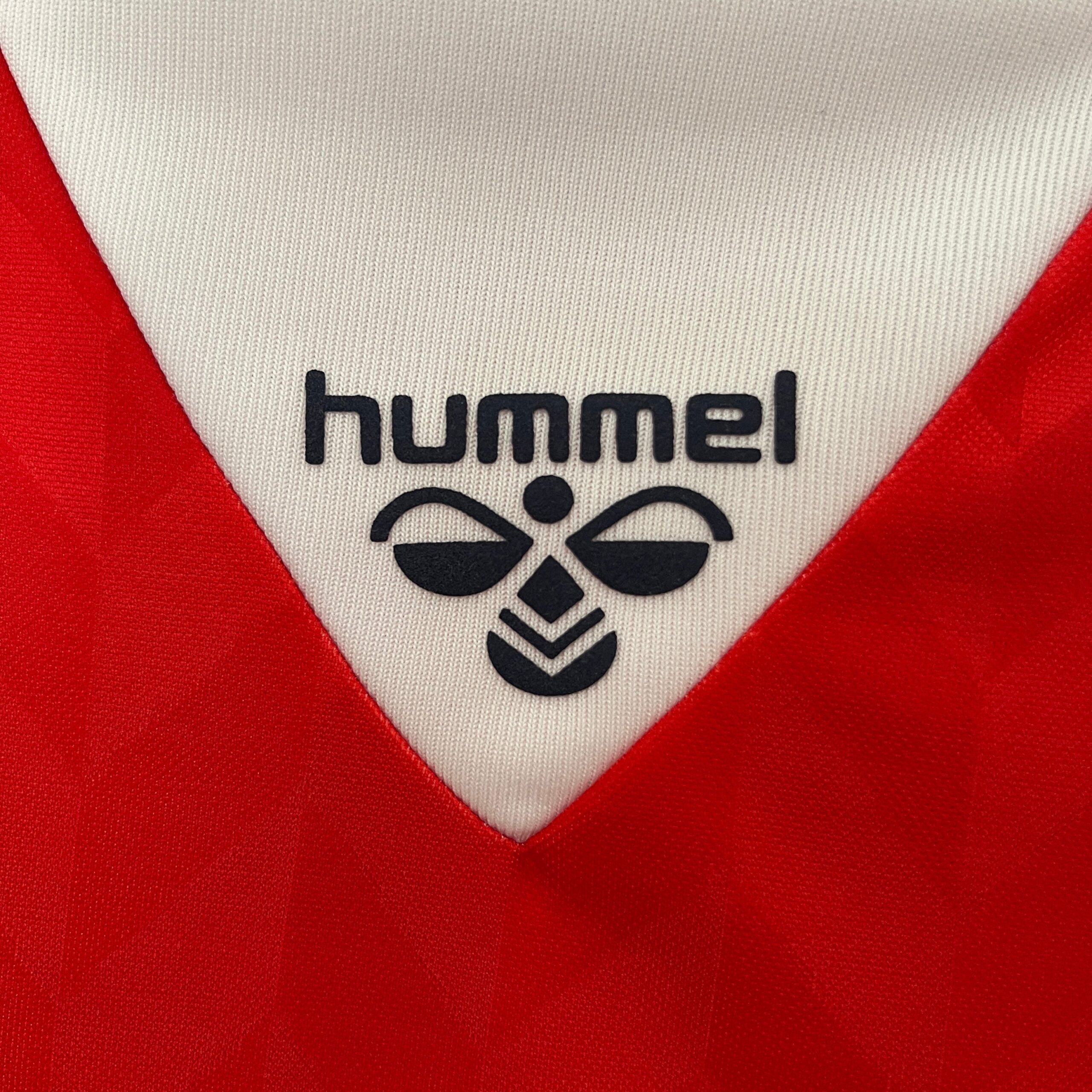 Logo_Hummel_su_maglia_Danimarca_1988_home_dettaglio_spalla_bianca.jpg