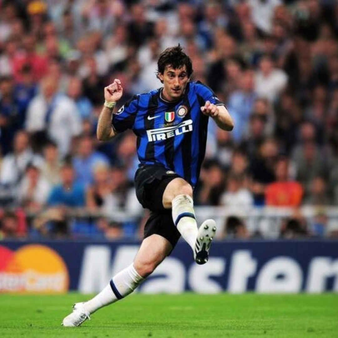 MILITO_Inter_finale_Champions_League_2010_con_maglia_home_nerazzurra.png