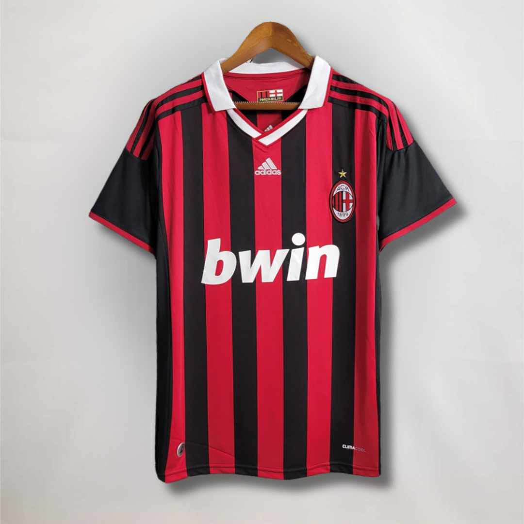Maglia_AC_Milan_2009_10_home_fronte_strisce_rosse_e_nere_sponsor_Bwin.png