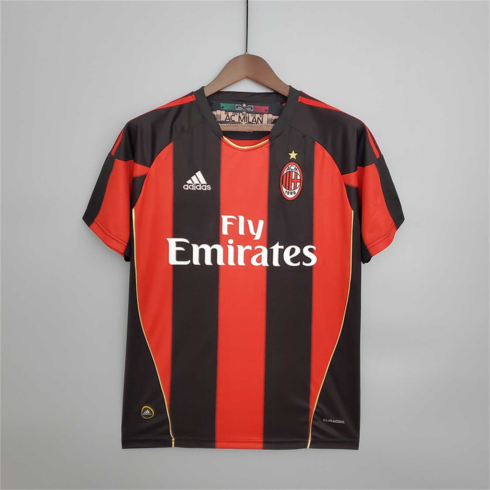 Maglia_AC_Milan_2010_11_home_fronte_strisce_rosse_e_nere_sponsor_Bwin.jpg