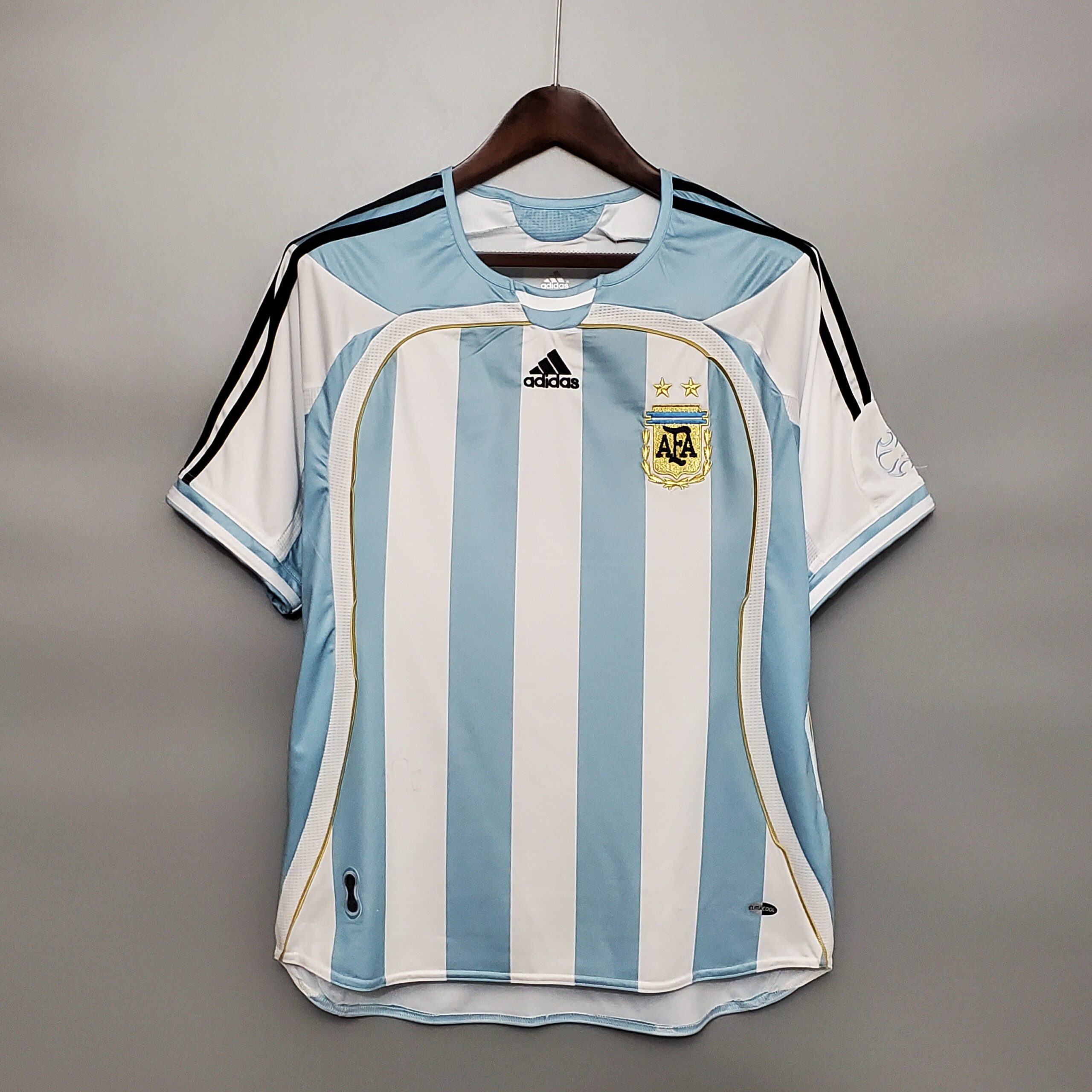Maglia_Argentina_2006_fronte_con_strisce_bianco_celesti_Adidas_ea1994c5-c749-4d73-b4ec-d292b0c4548d.jpg