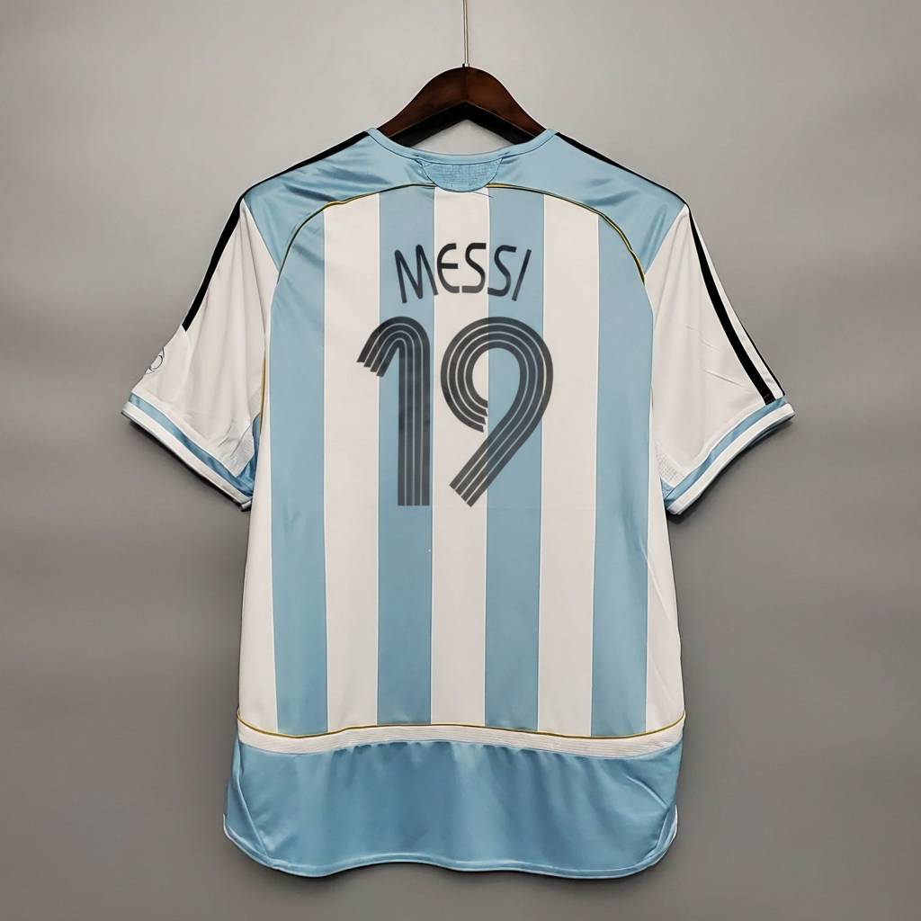Maglia_Argentina_2006_home_Messi_numero_19_retro_bianco_celeste.jpg