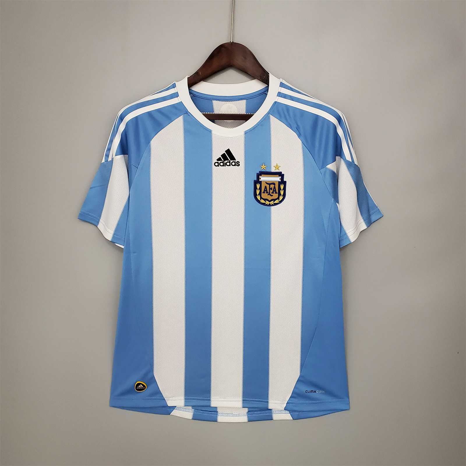 Maglia_Argentina_2010_vista_frontale_strisce_bianche_azzurre_d04e1b1b-f5c3-4003-b0cf-c2d8cbbcebee.jpg