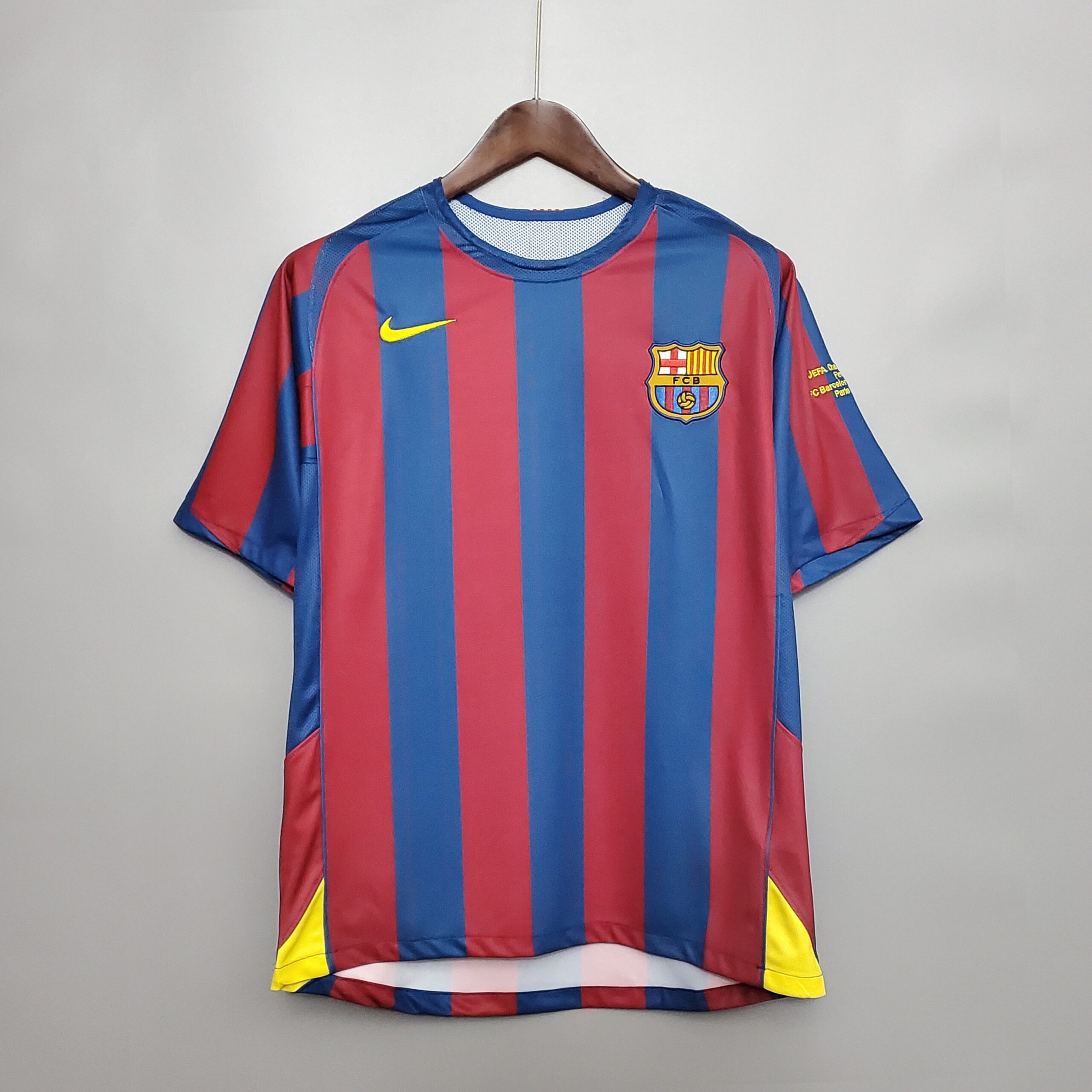 Maglia_Barcellona_2005_06_Home_vista_frontale_con_patch_Champions_League_131e6230-707e-4aea-a331-30677a01b803.jpg