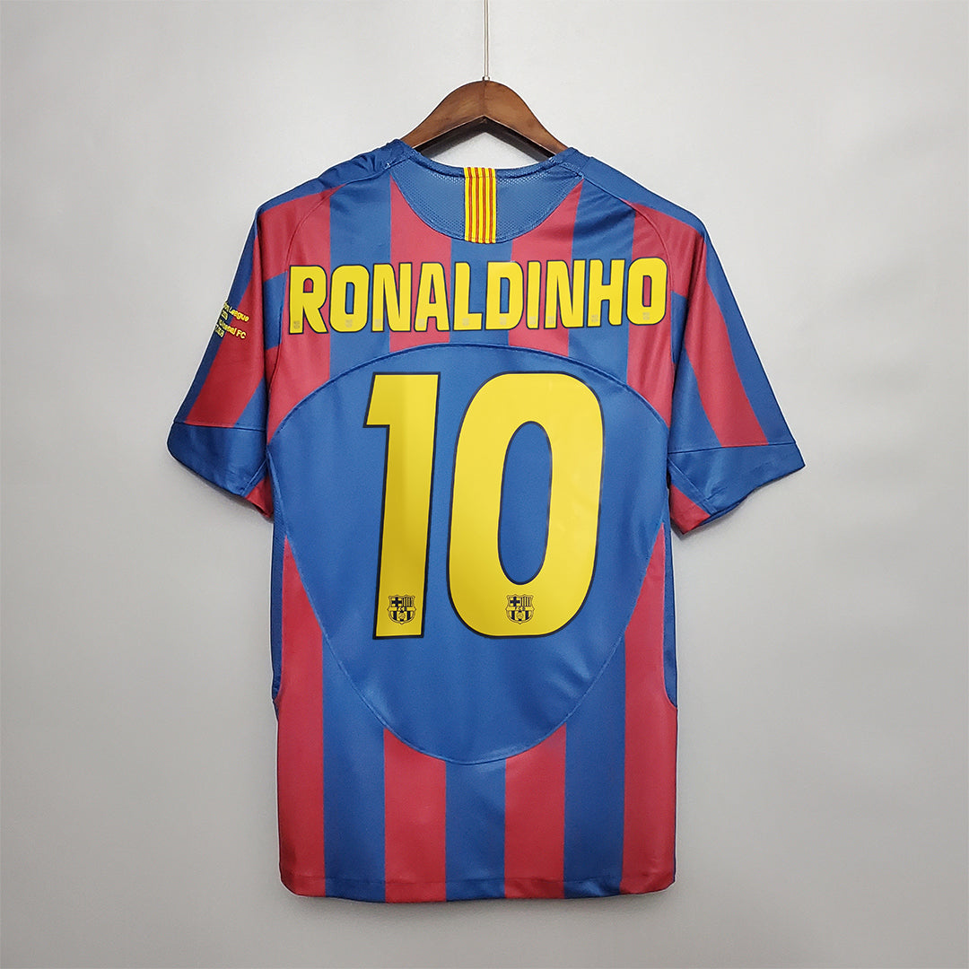 Maglia_Barcellona_Home_2005_06_Ronaldinho_numero_10_retro_blaugrana_Champions_League_97e6a3a5-ef0c-4e66-9736-5842ec51b6cf.jpg