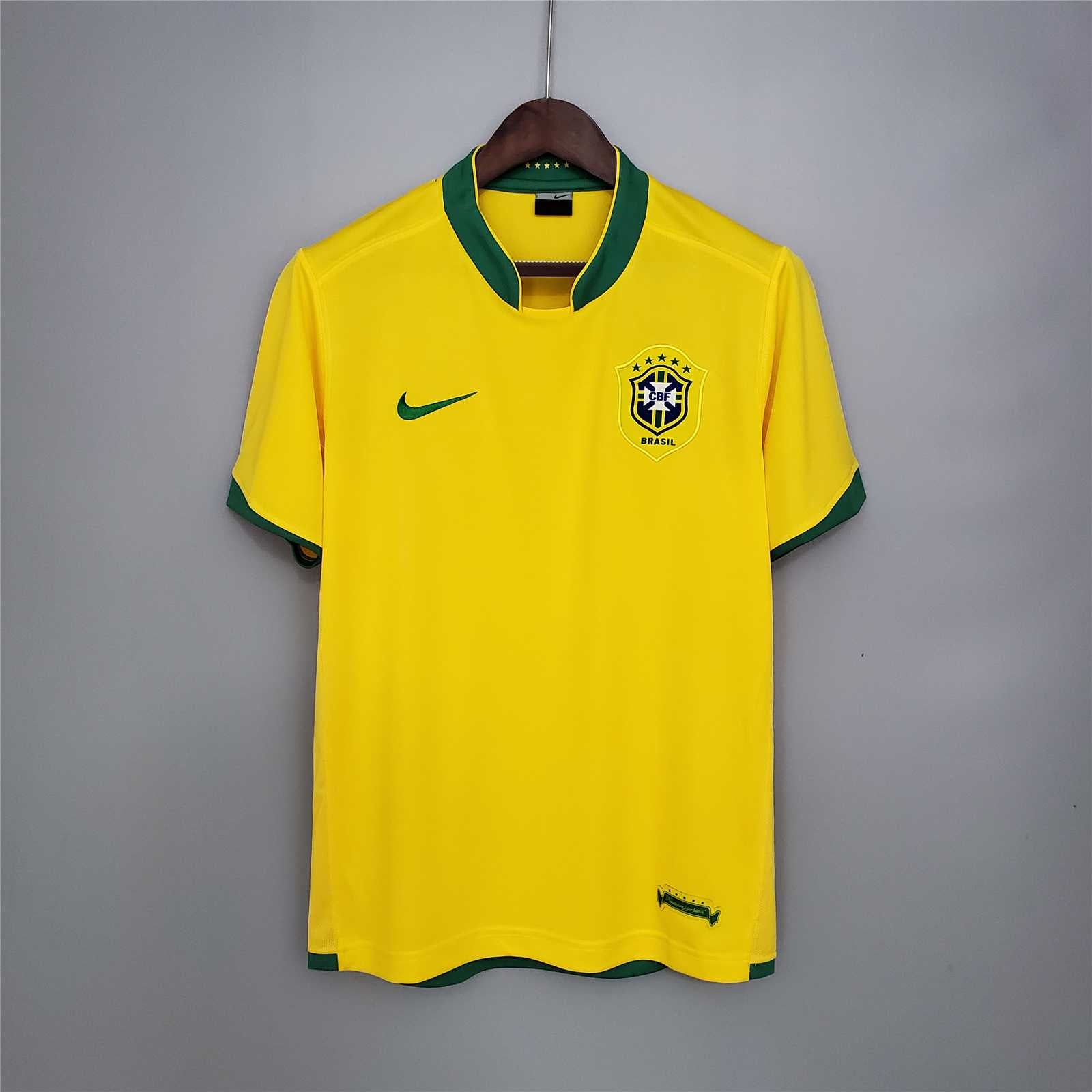 Maglia_Brasile_2006_Home_vista_frontale_con_stemma_nazionale.jpg
