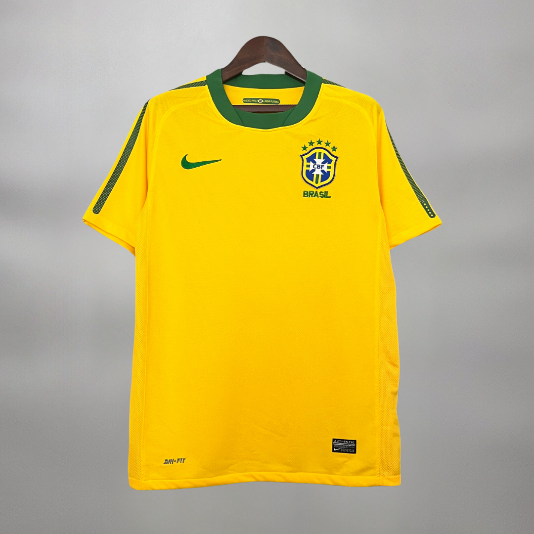 Maglia_Brasile_2010_Home_vista_frontale_con_stemma_nazionale.png