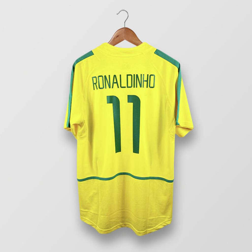 Maglia_Brasile_Home_2002_Ronaldinho_numero_11_retro_giallo_con_dettagli_verdi.jpg