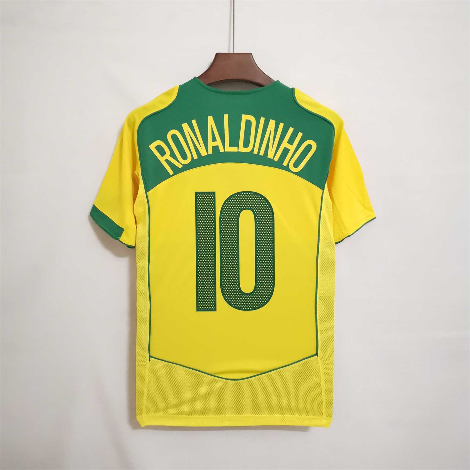 Maglia_Brasile_Home_2004_Ronaldinho_numero_10_retro_giallo_con_dettagli_verdi_1816bf9e-6014-48dd-baa2-99fd7e86ac26.jpg