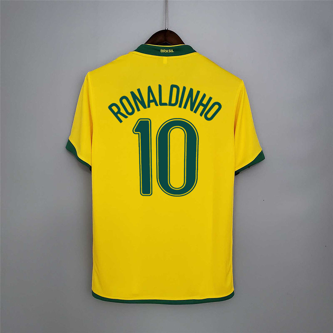Maglia_Brasile_Home_2006_Ronaldinho_numero_10_retro_giallo_con_dettagli_verdi.jpg