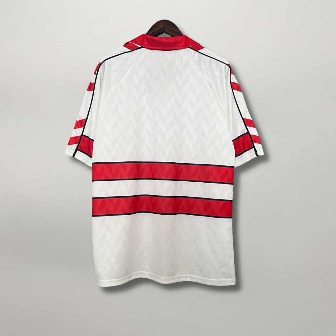 Maglia_Danimarca_1988_away_retro_vista_posteriore_design_pulito_chiaro.png