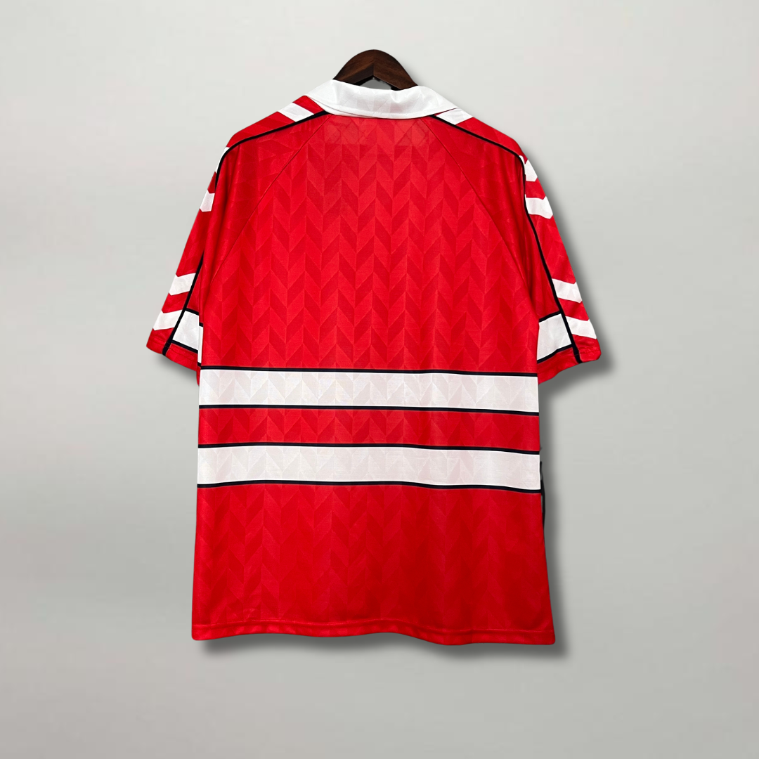 Maglia_Danimarca_1988_retro_home_vista_posteriore_con_design_rosso_uniforme.png