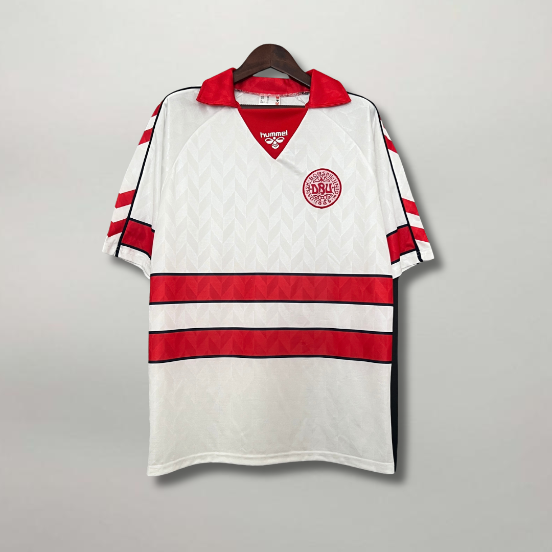 Maglia_Danimarca_Away_1988_bianca_vista_frontale_con_stemma_DBU_e_logo_Hummel.png