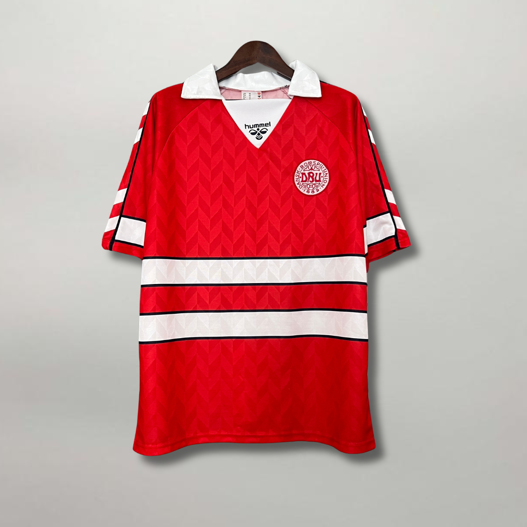 Maglia_Danimarca_Home_1988_rossa_vista_frontale_con_stemma_DBU_e_logo_Hummel.png