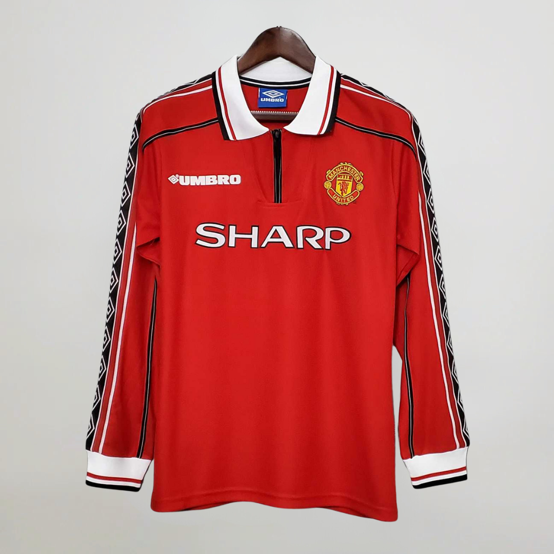 Maglia_Manchester_United_1998_99_home_manica_lunga_rossa_sponsor_Sharp_vista_frontale.png