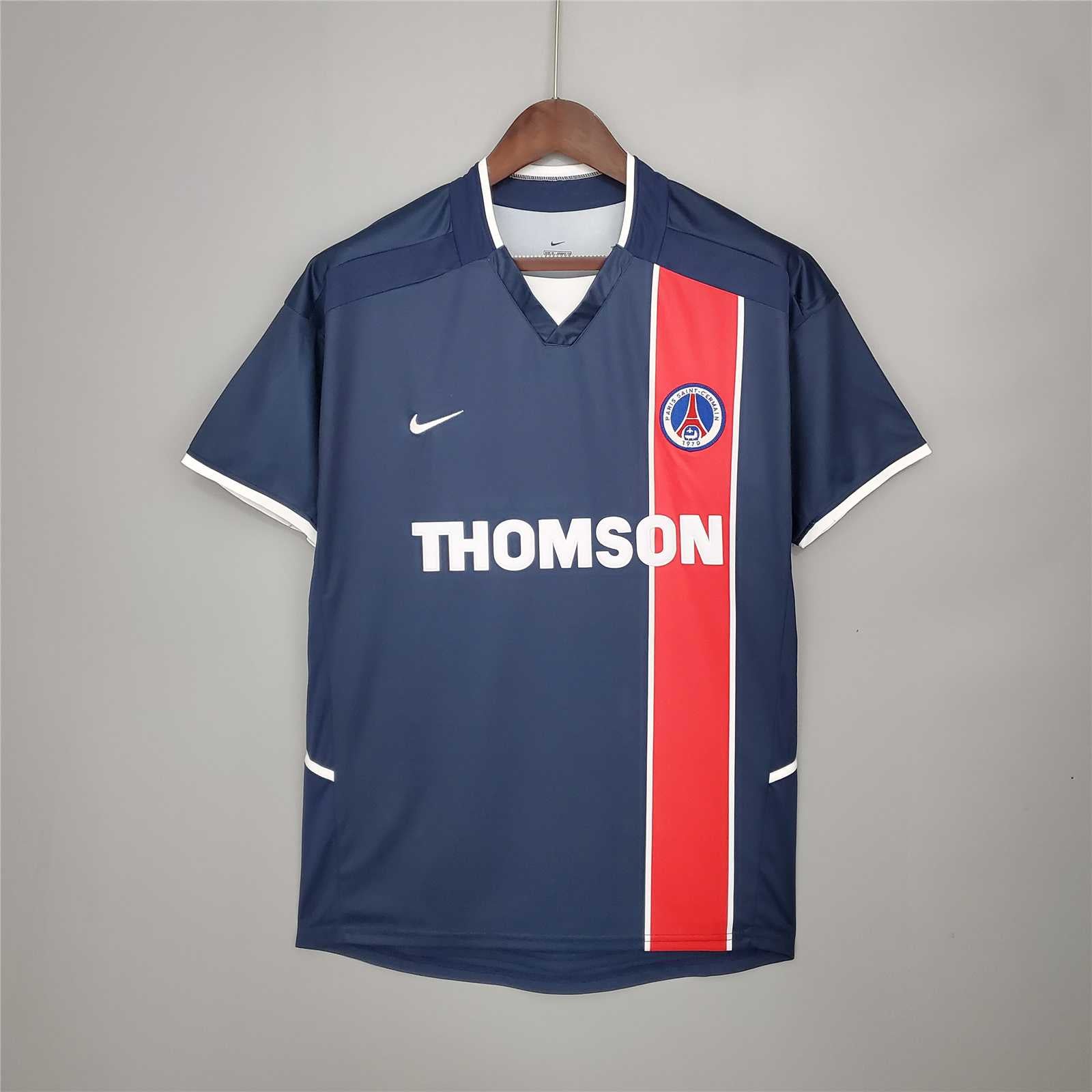 Maglia_PSG_2002_03_fronte_blu_con_banda_rossa_e_sponsor_Thomson_3e25c162-7316-483e-bf2f-33efb6fcd45e.jpg