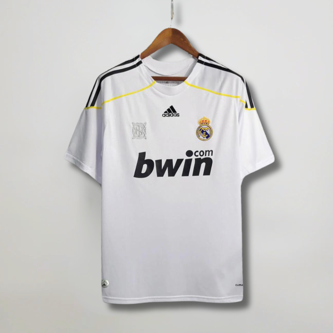Maglia_Real_Madrid_2009_10_home_bianca_vista_frontale_con_sponsor_Bwin_106290b3-fcc4-4573-aeae-4e5948b2354a.png