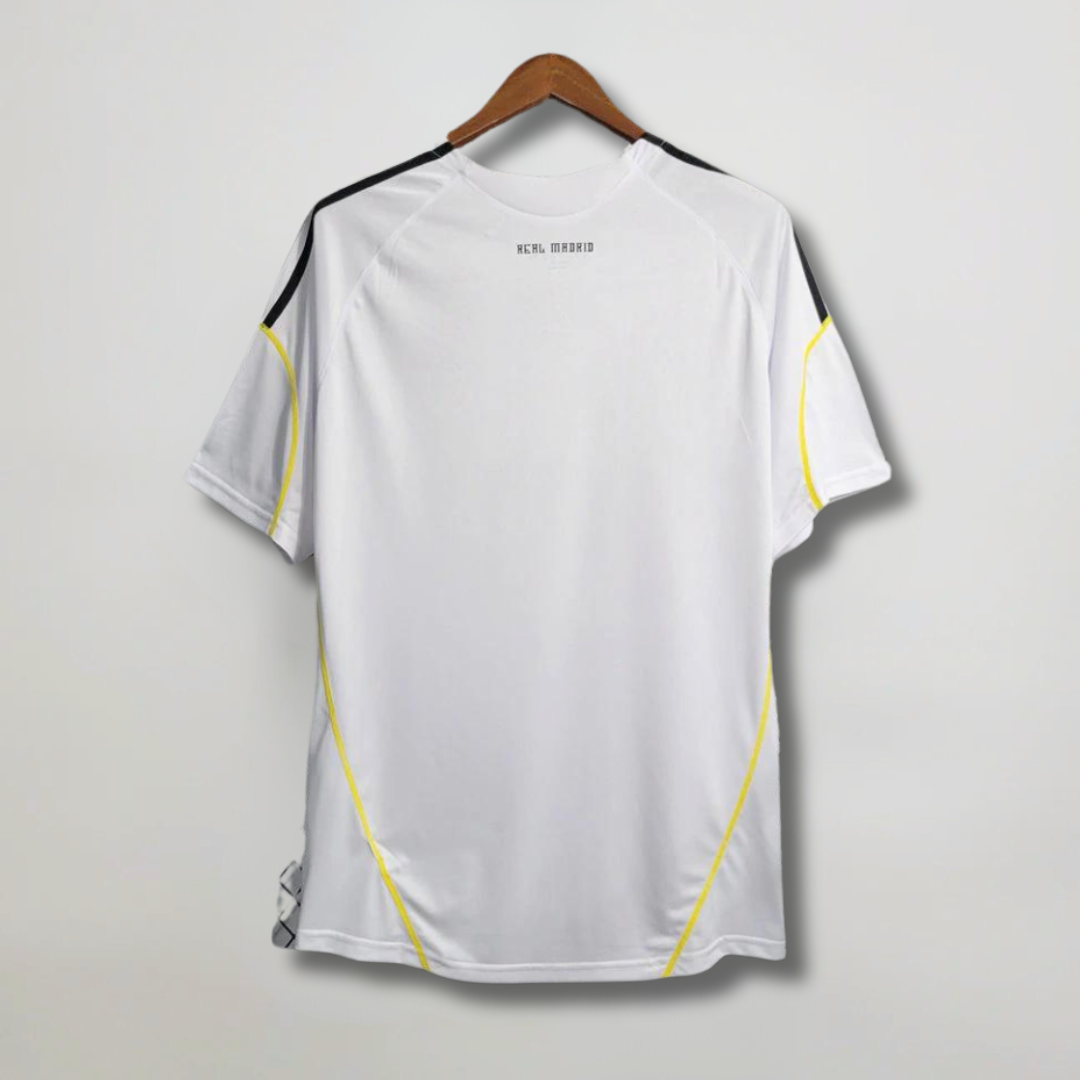 Maglia_Real_Madrid_2009_10_retro_bianca_con_nome_e_numero.png